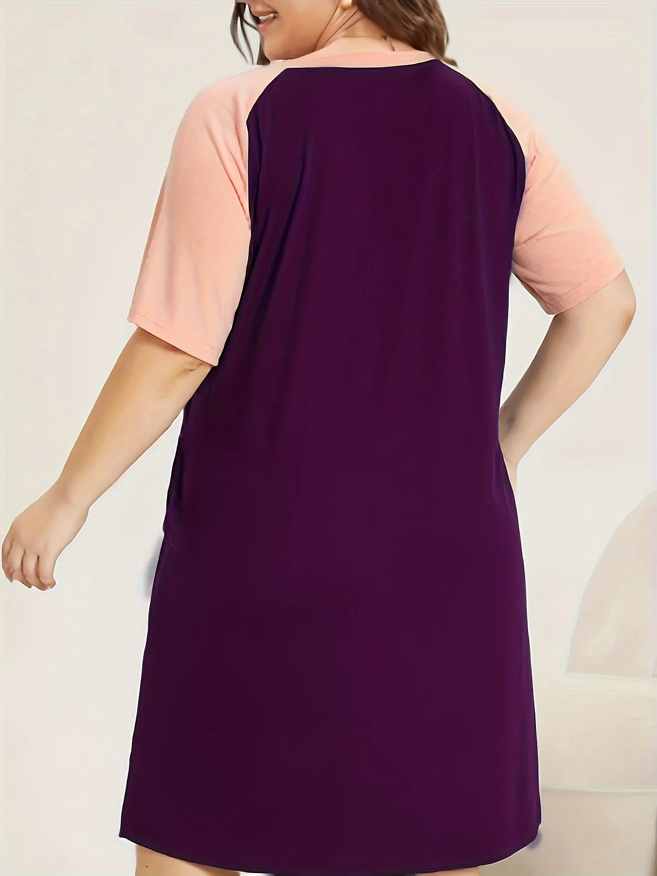 Plus Size Slogan Print Lounge Dress - Raglan Sleeves, Round Neck, Split Hem, and Pockets for Stylish Relaxation"