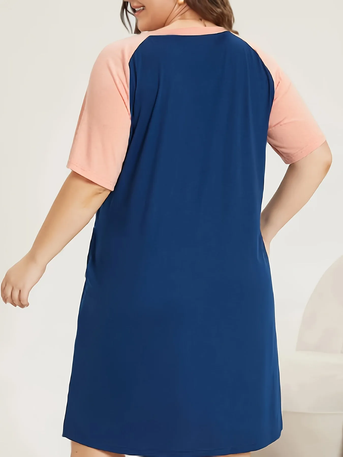 Plus Size Slogan Print Lounge Dress - Raglan Sleeves, Round Neck, Split Hem, and Pockets for Stylish Relaxation"