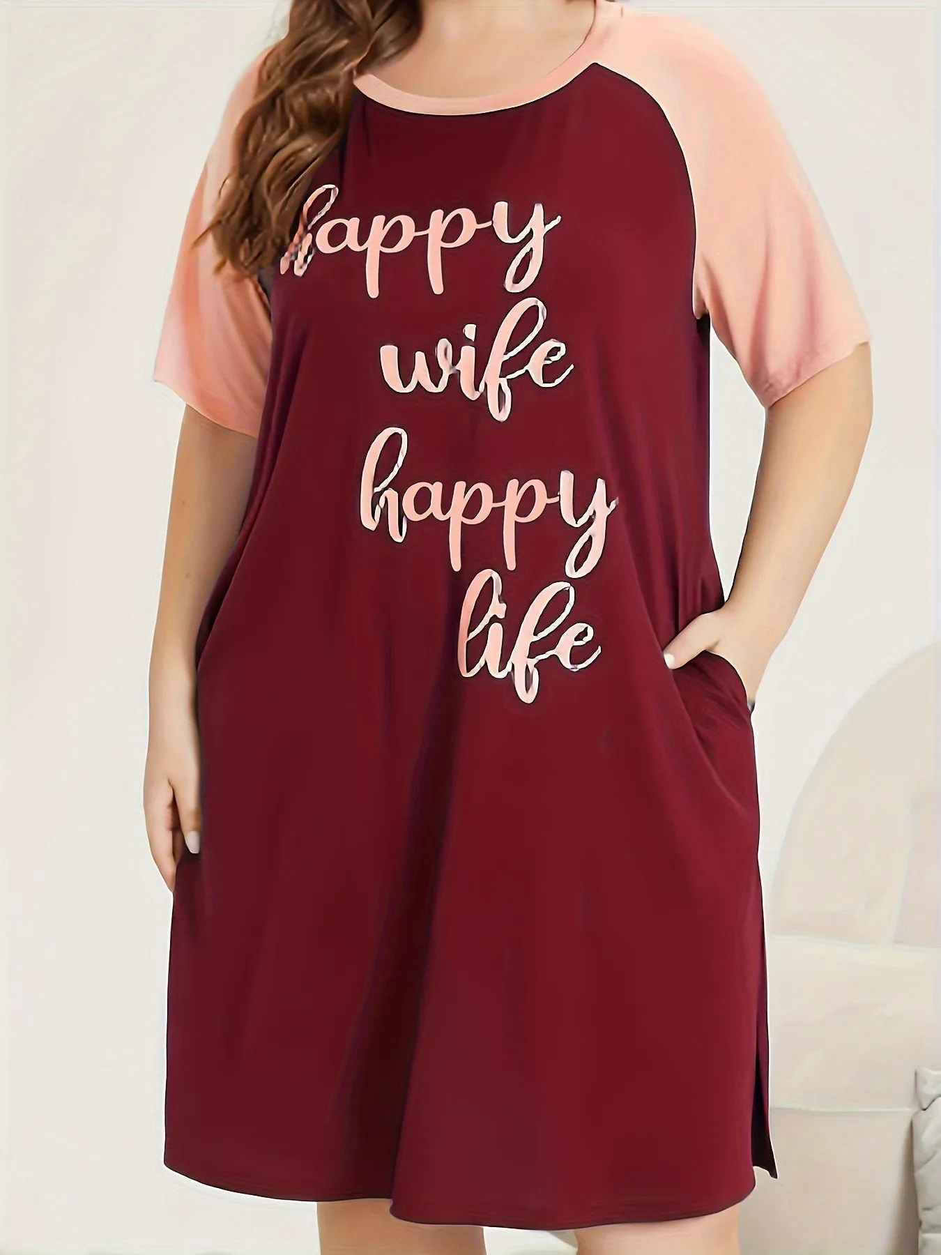 Plus Size Slogan Print Lounge Dress - Raglan Sleeves, Round Neck, Split Hem, and Pockets for Stylish Relaxation"