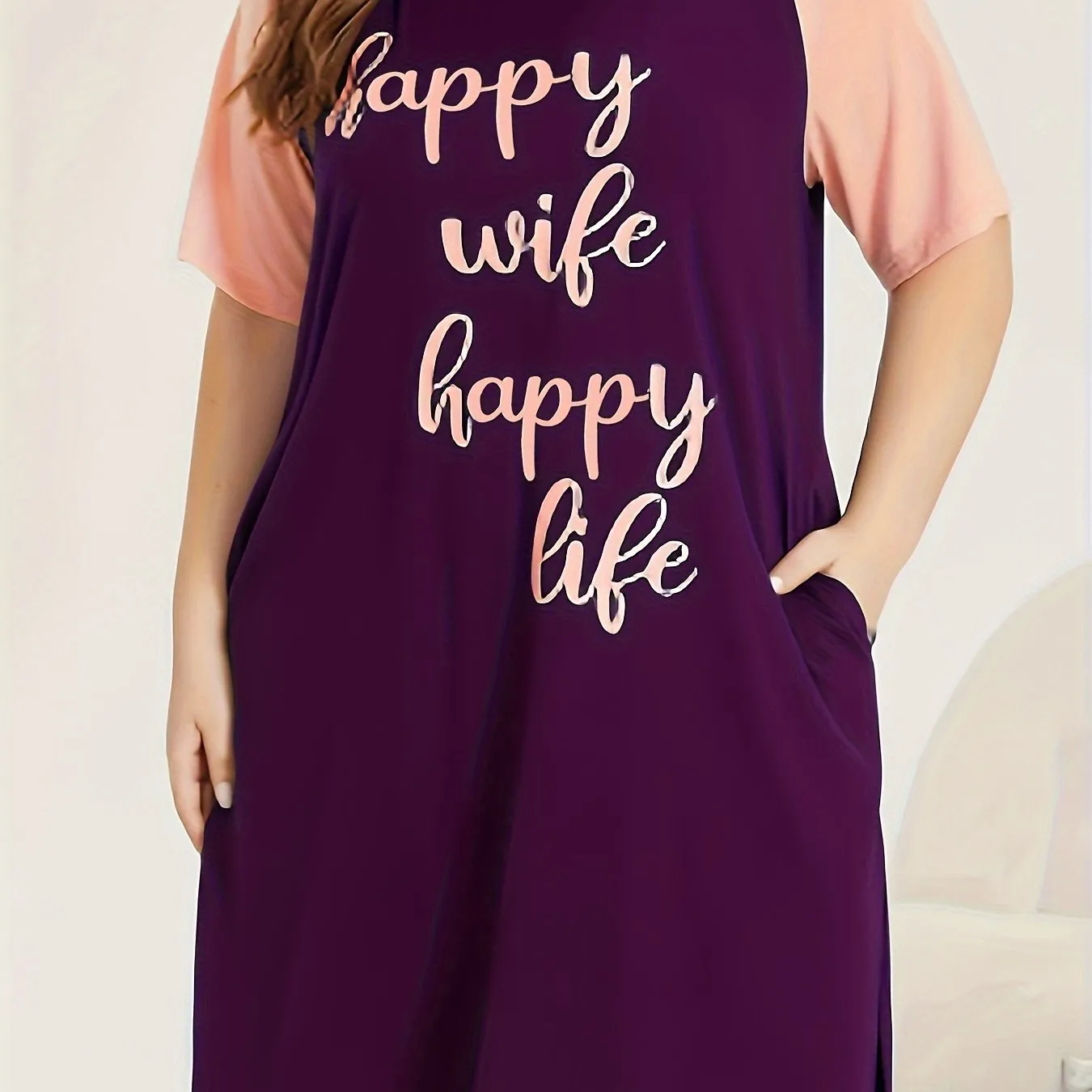 Plus Size Slogan Print Lounge Dress - Raglan Sleeves, Round Neck, Split Hem, and Pockets for Stylish Relaxation"