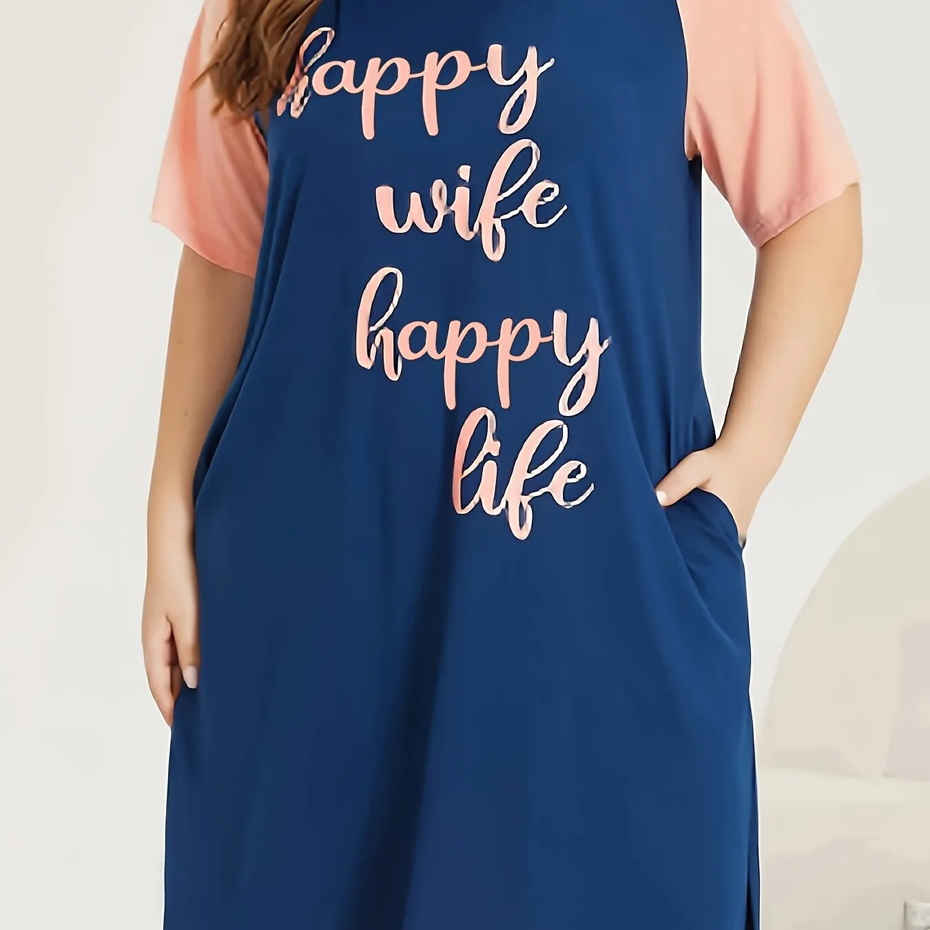 Plus Size Slogan Print Lounge Dress - Raglan Sleeves, Round Neck, Split Hem, and Pockets for Stylish Relaxation"